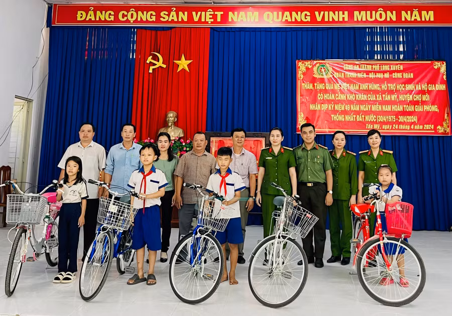 Trao tặng xe đạp cho học sinh chưa có phương tiện đến trường.