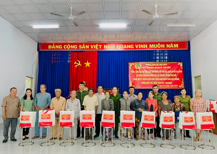 Trao tặng 20 phần quà cho hộ khó khăn.