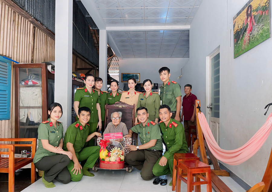 Thăm, chúc sức khỏe Mẹ VNAH Lê Thị Sáu (ngụ xã Tấn Mỹ, Chợ Mới).