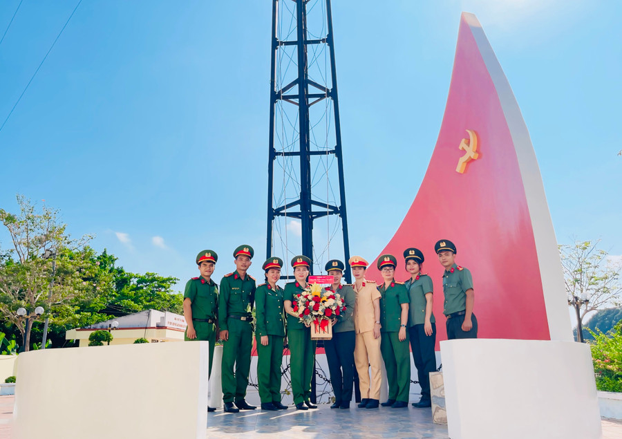 Đoàn dâng hương, dâng hoa tại Di tích Cột dây thép (xã Long Điền A, Chợ Mới).