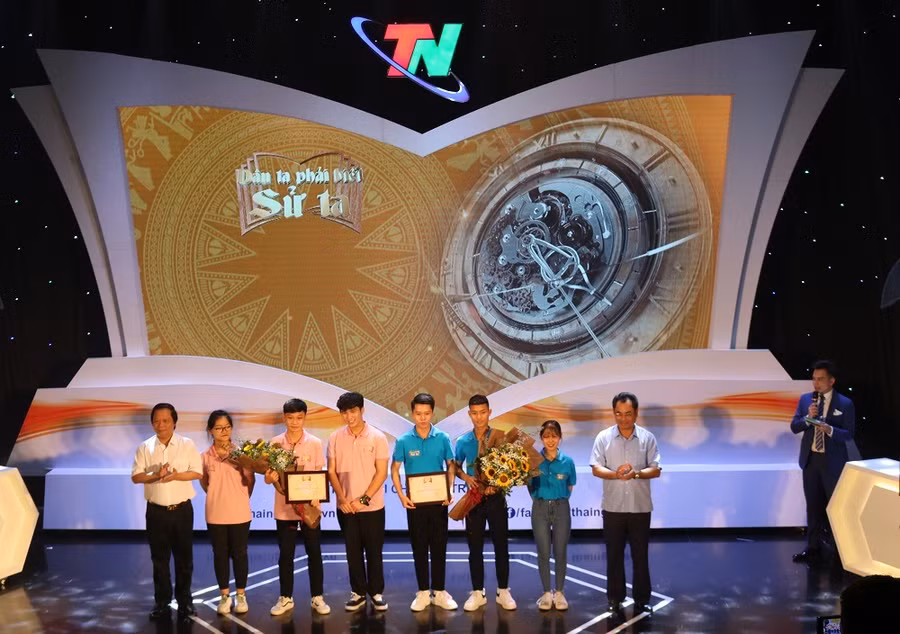 Đồng chí Trịnh Việt Hùng, Phó Bí thư tỉnh ủy, Phó Chủ tịch Thường trực UBND tỉnh Thái Nguyên và đồng chí Lê Văn Tuấn, Trưởng Ban Tuyên giáo tỉnh ủy tặng hoa các đội chơi