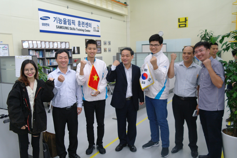 Nguyễn Văn Tuấn và Trần Nguyễn Bá Phước tại Samsung WorldSkills Training Center Nguyễn Văn Tuấn và Trần Nguyễn Bá Phước tại Samsung WorldSkills Training Center