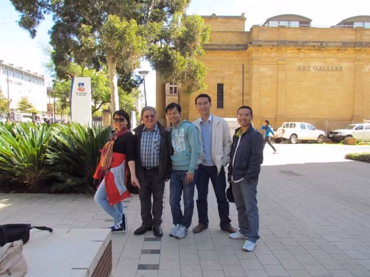 Từ trái sang: Đào Thị Hằng, thầy Peter và các bạn trong thời gian du học Úc