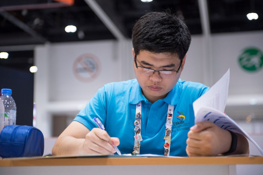 Trần Nguyễn Bá Phước làm bài thi tại Dubai