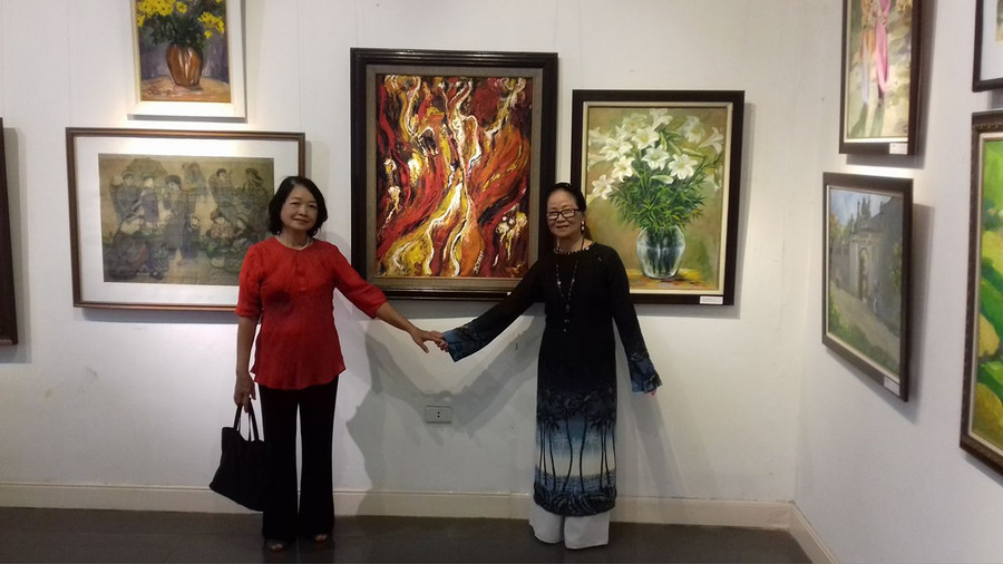 Họa sĩ Hoàng Kim Tiến (áo dài) có những bức tranh khá "bạo liệt"