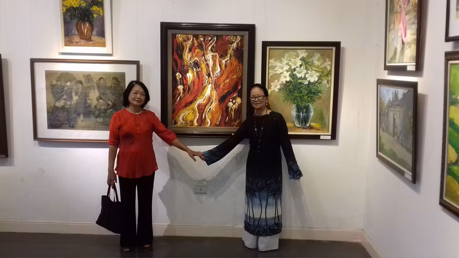 Họa sĩ Hoàng Kim Tiến (áo dài) có những bức tranh khá "bạo liệt"