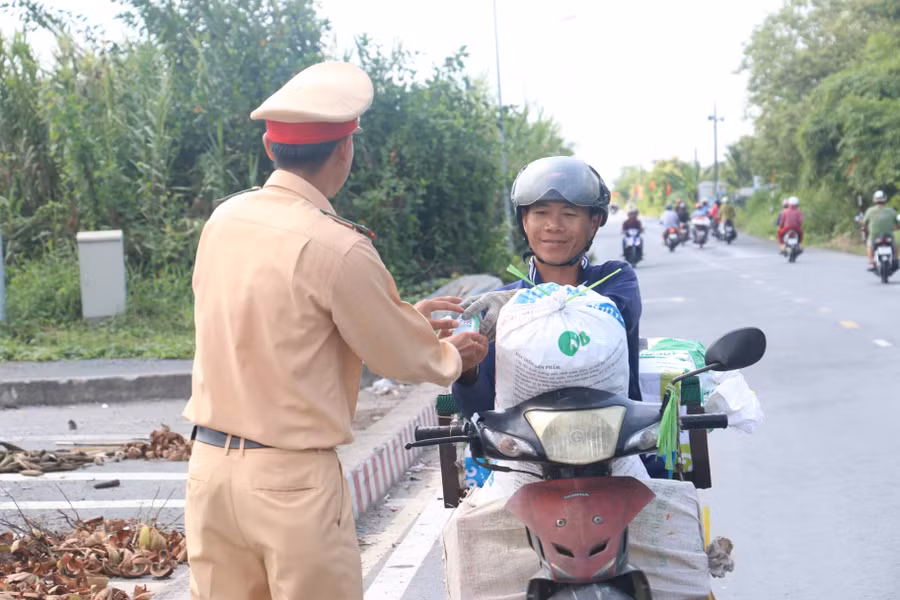 Cảnh sát giao thông phát nước suối, khăn lạnh miễn phí cho người dân về quê vui lễ ảnh 7