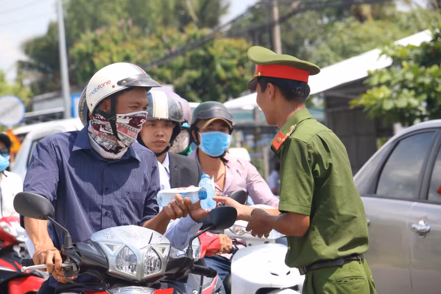 Cảnh sát giao thông phát nước suối, khăn lạnh miễn phí cho người dân về quê vui lễ ảnh 2