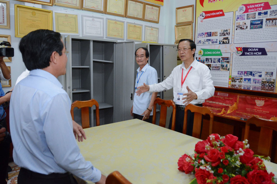 Thứ trưởng Phạm Ngọc Thưởng kiểm tra tại Điểm thi Trường THPT Hồ Thị Kỷ, Cà Mau. Thứ trưởng Phạm Ngọc Thưởng kiểm tra tại Điểm thi Trường THPT Hồ Thị Kỷ, Cà Mau.