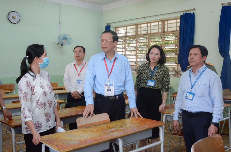 Thứ trưởng Phạm Ngọc Thưởng kiểm tra tại Điểm thi Trường THPT Võ Minh Đức, Bình Dương. Thứ trưởng Phạm Ngọc Thưởng kiểm tra tại Điểm thi Trường THPT Võ Minh Đức, Bình Dương.