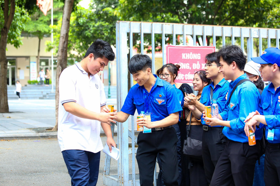 Công tác hỗ trợ thí sinh là một dấu ấn trong kỳ thi tốt nghiệp THPT năm nay.