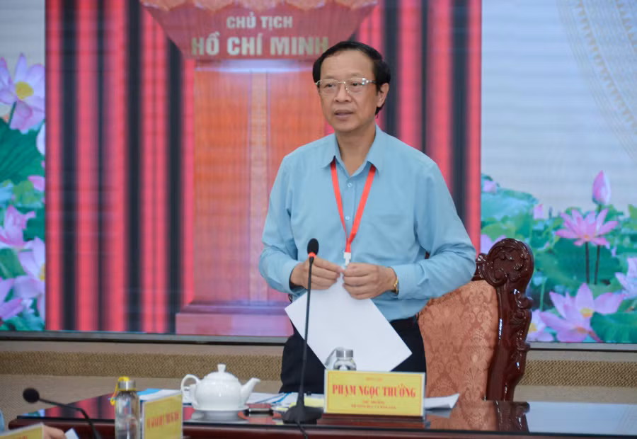 Thứ trưởng Phạm Ngọc Thưởng phát biểu tại buổi làm việc với Ban Chỉ đạo thi tỉnh Bạc Liêu.