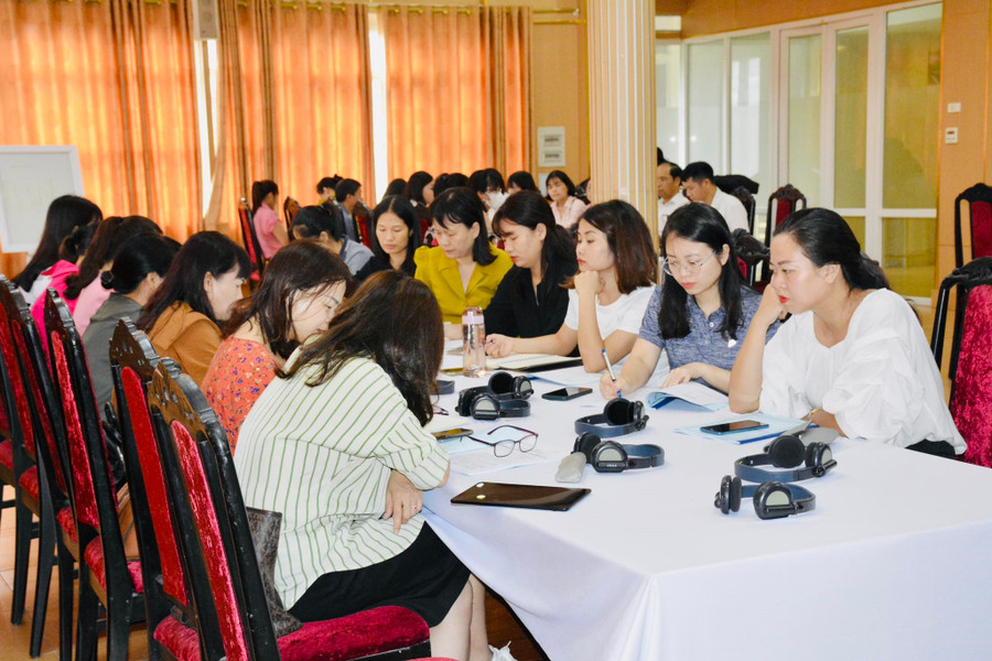 Một hoạt động trong tập huấn nâng cao năng lực cho cán bộ nguồn về chăm sóc sức khỏe tâm thần cho thanh thiếu niên trong trường học.