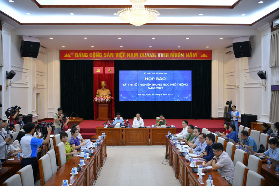 Họp báo sau kết thúc coi thi tốt nghiệp THPT năm 2023. Họp báo sau kết thúc coi thi tốt nghiệp THPT năm 2023.