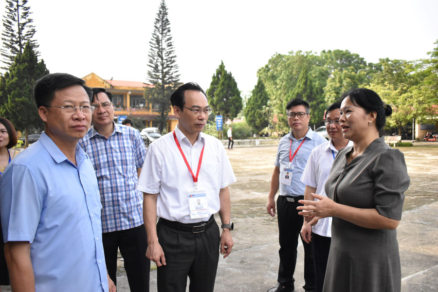 Thứ trưởng Hoàng Minh Sơn kiểm tra Điểm thi trường THPT Chợ Mới, tỉnh Bắc Kạn ngày 20/6.