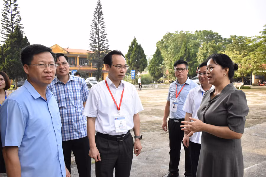 Thứ trưởng Hoàng Minh Sơn kiểm tra Điểm thi trường THPT Chợ Mới, tỉnh Bắc Kạn ngày 20/6.