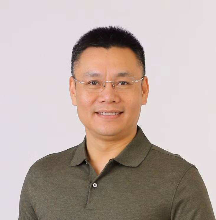 Thầy Nguyễn Thành Nam là giảng viên Học viện Kỹ thuật Quân sự, giáo viên dạy Vật lí trên kênh VTV7 và là giáo viên dạy học trực tuyến tại Hocmai.