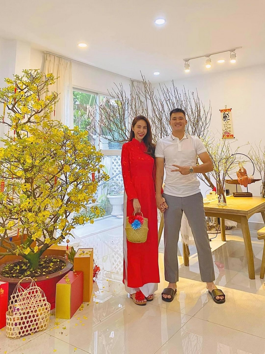 Cặp đôi tuổi sửu - vợ chồng ca sĩ Thủy Tiên và Công Vinh rạng rỡ trong ngày đầu tiên của năm mới. Cặp đôi tuổi sửu - vợ chồng ca sĩ Thủy Tiên và Công Vinh rạng rỡ trong ngày đầu tiên của năm mới.