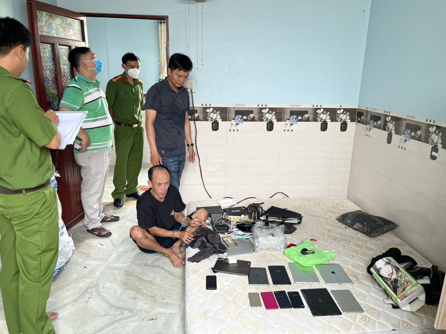 Trần Văn Huy bị bắt giữ cùng tang vật. (Ảnh: Nghiêm Túc)