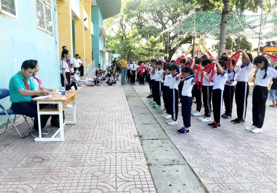Đội viên tham gia phần thi thắt, tháo khăn quàng. Đội viên tham gia phần thi thắt, tháo khăn quàng.