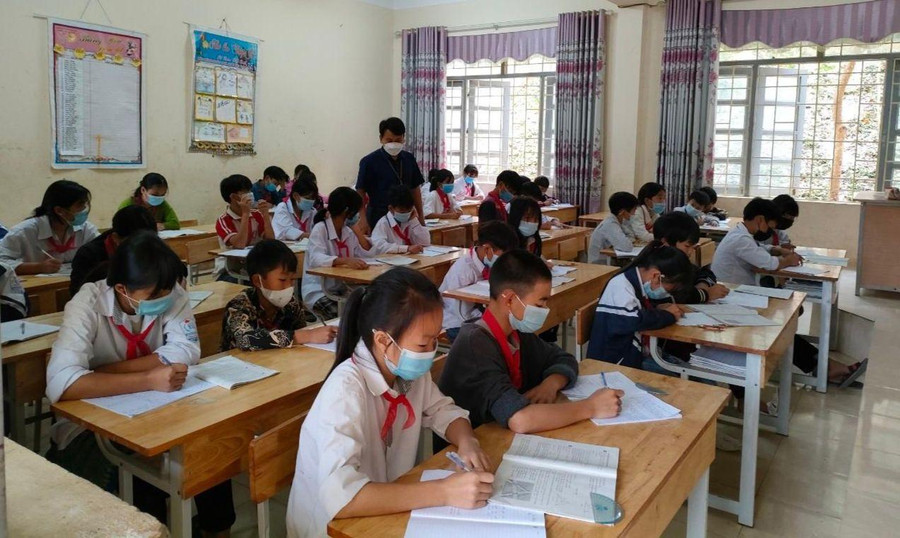 Trường Phổ thông DTBT THCS Nậm Pì với đa số học sinh người Mảng theo học. Trường Phổ thông DTBT THCS Nậm Pì với đa số học sinh người Mảng theo học.