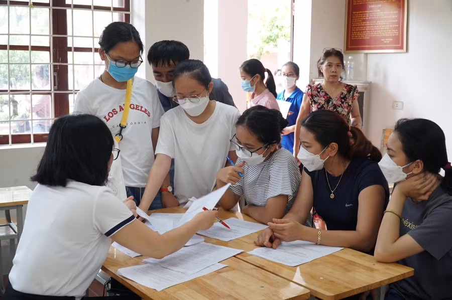 Giáo viên tư vấn cho học sinh đăng ký nguyện vọng vào các lớp định hướng tại Trường THPT Huỳnh Thúc Kháng (TP Vinh, Nghệ An).