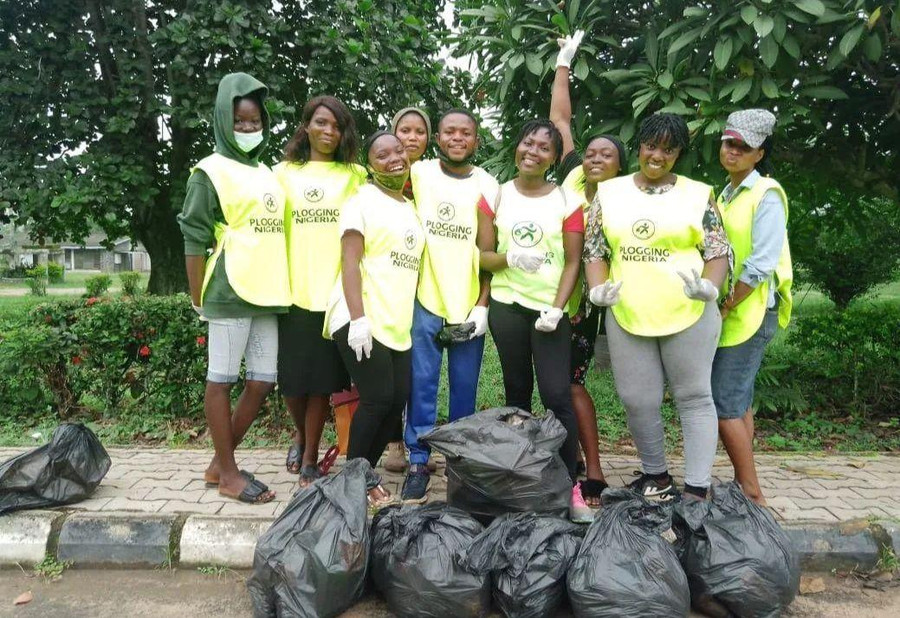 Sinh viên Nigeria tham gia câu lạc bộ Plogging. Sinh viên Nigeria tham gia câu lạc bộ Plogging.