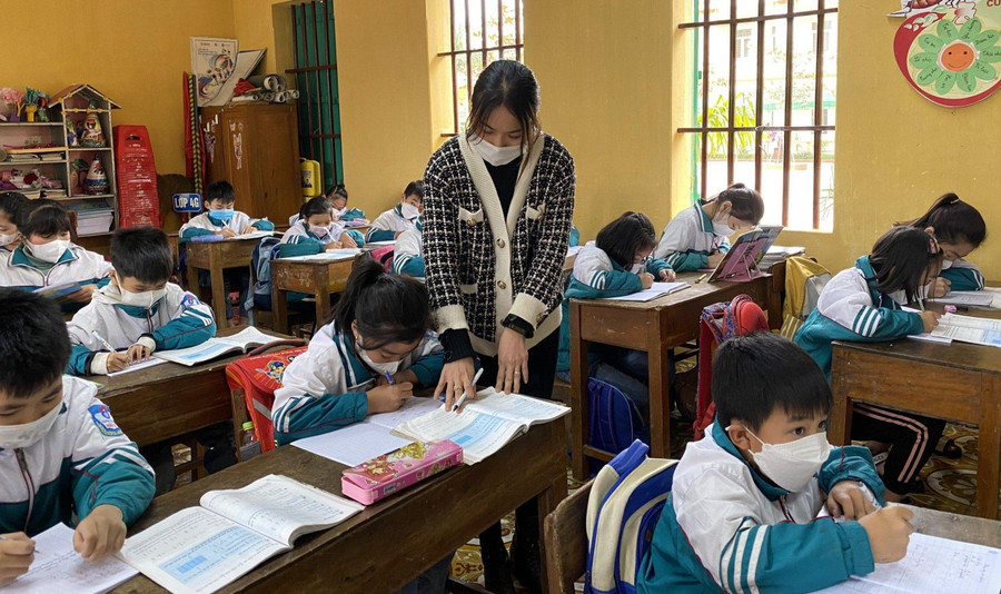 Mặc đồng phục trong trường học nhằm tạo ra sự bình đẳng giữa các em. Ảnh: TG Mặc đồng phục trong trường học nhằm tạo ra sự bình đẳng giữa các em. Ảnh: TG