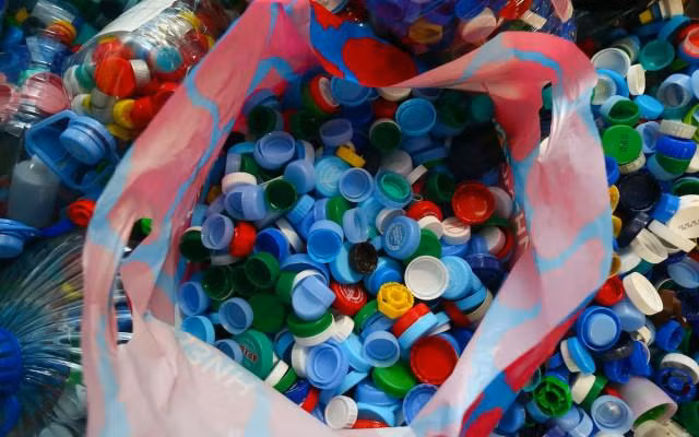 Thu gom rác thải nhựa để đưa đi xử lý.