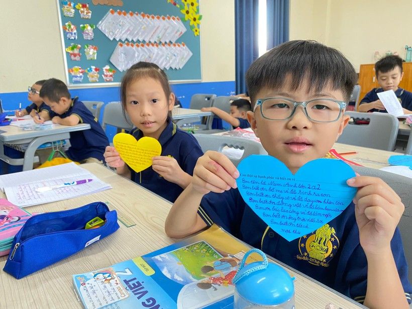 Học sinh Hà Nội tự tay cắt những tấm thiệp nhỏ viết lên suy nghĩ, lời chúc của mình dành cho cha mẹ trong ngày đầu tiên của năm học 2022-2023. Ảnh minh họa: INT