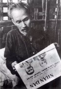 Bác Hồ đọc báo ở Chiến khu Việt Bắc, năm 1951. Ảnh: Ban Quản lý Lăng Chủ tịch Hồ Chí Minh Bác Hồ đọc báo ở Chiến khu Việt Bắc, năm 1951. Ảnh: Ban Quản lý Lăng Chủ tịch Hồ Chí Minh