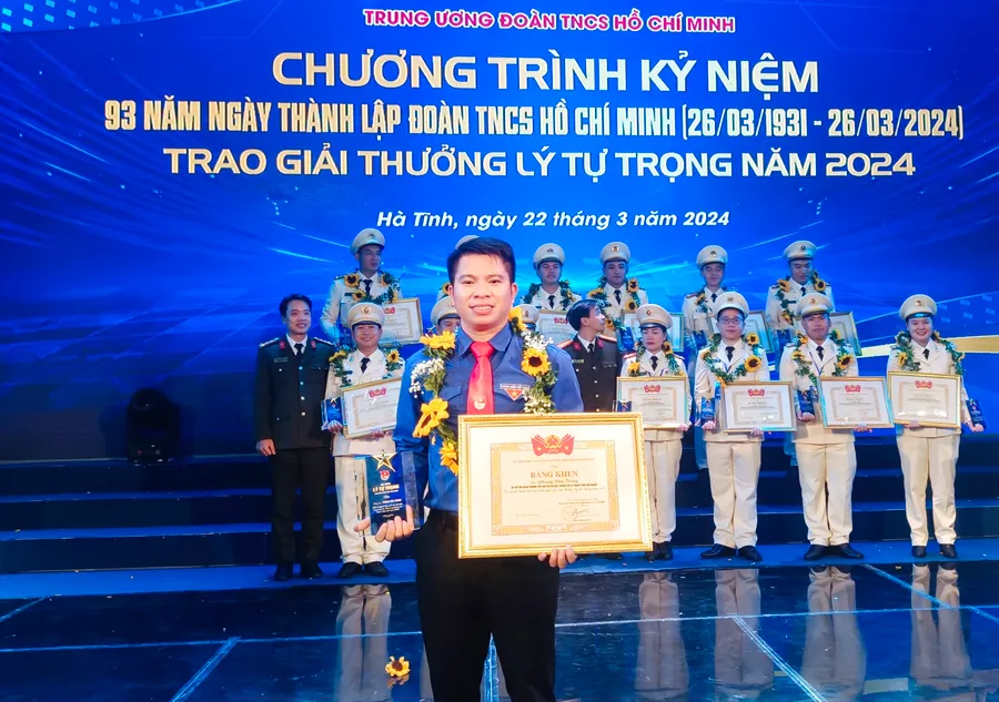 Thầy Phùng Văn Tráng được vinh danh cán bộ Đoàn tiêu biểu nhận Giải thưởng Lý Tự Trọng năm 2024.