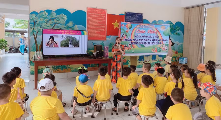 Trẻ lớp Lá Trường Mầm non An Phú tham quan, giao lưu tại Trường Tiểu học Tô Hiến Thành (quận Ninh Kiều, TP Cần Thơ). Ảnh: Q. Ngữ 