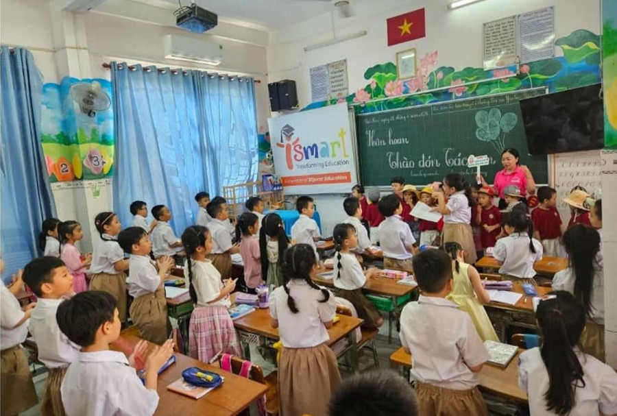 Trẻ lớp Lá Trường Mầm non Tây Đô đến thăm lớp 1 tại Trường Tiểu học Ngô Quyền (quận Ninh Kiều, TP Cần Thơ). Ảnh: NTCC