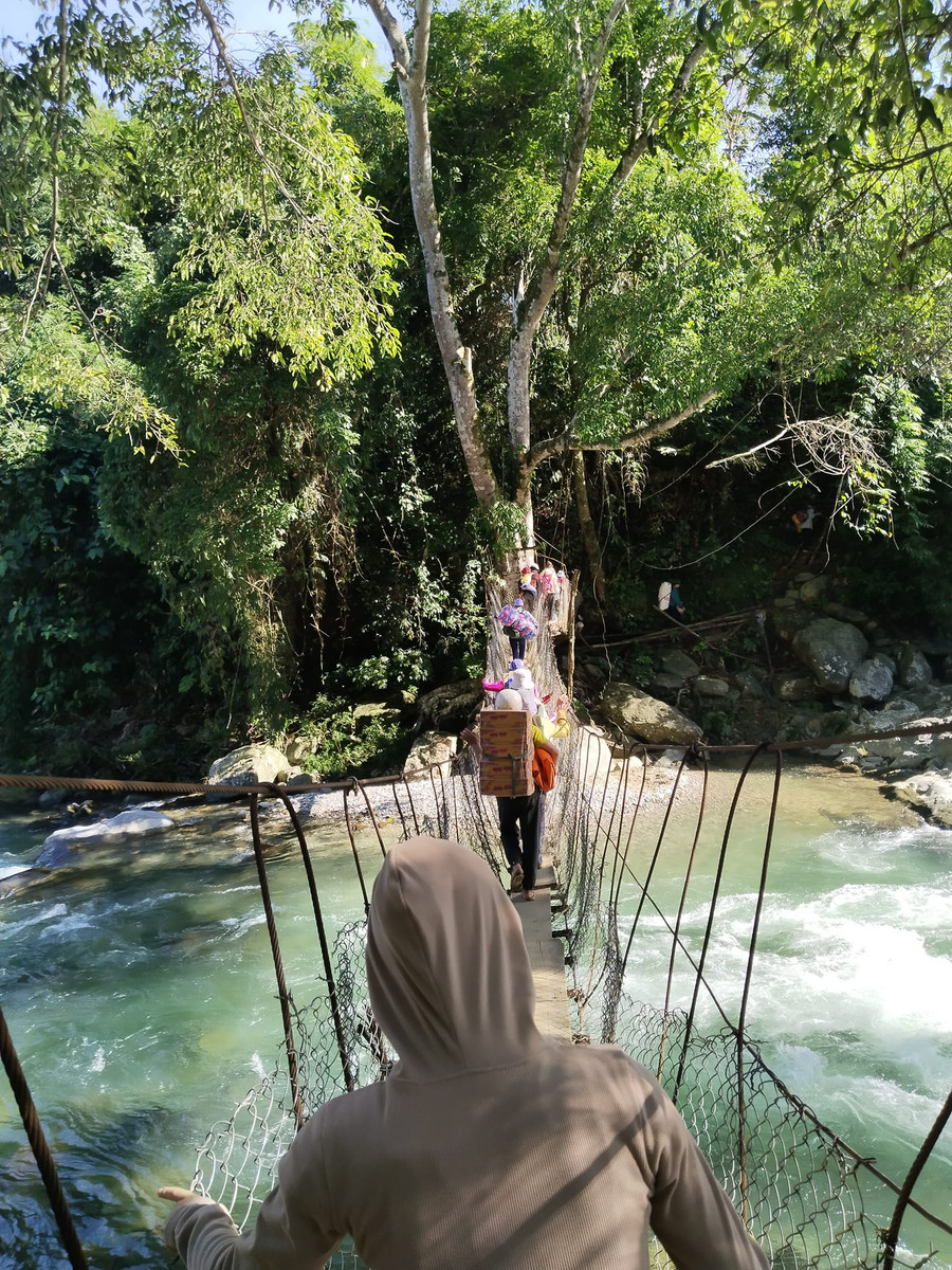 Một đoạn đường vào điểm trường Ông Thái, Trường Phổ thông Dân tộc bán trú Tiểu học Trà Dơn (Nam Trà My, Quảng Nam). Ảnh: NTCC Một đoạn đường vào điểm trường Ông Thái, Trường Phổ thông Dân tộc bán trú Tiểu học Trà Dơn (Nam Trà My, Quảng Nam). Ảnh: NTCC