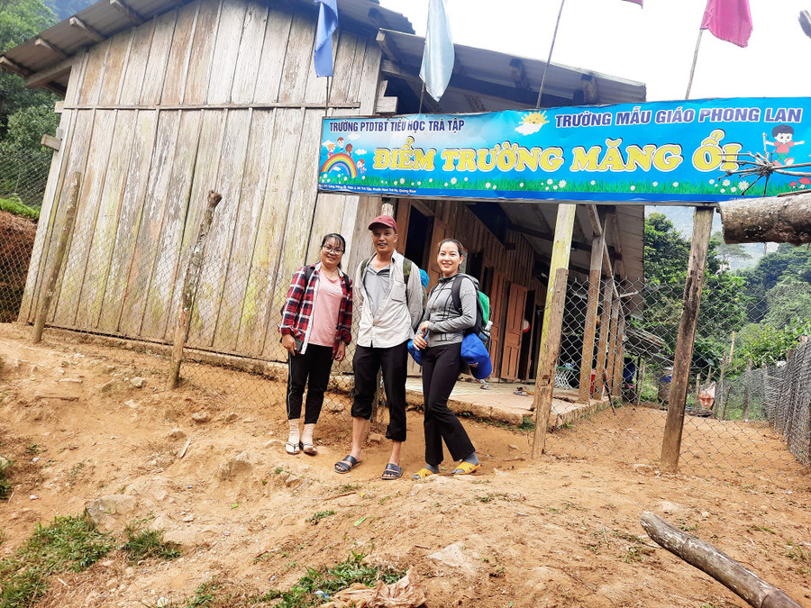 Ban giám hiệu cùng giáo viên nòng cốt của Trường Phổ thông Dân tộc bán trú Tiểu học Trà Tập nắm tình hình dạy học ở các điểm trường lẻ. Ảnh: NTCC Ban giám hiệu cùng giáo viên nòng cốt của Trường Phổ thông Dân tộc bán trú Tiểu học Trà Tập nắm tình hình dạy học ở các điểm trường lẻ. Ảnh: NTCC