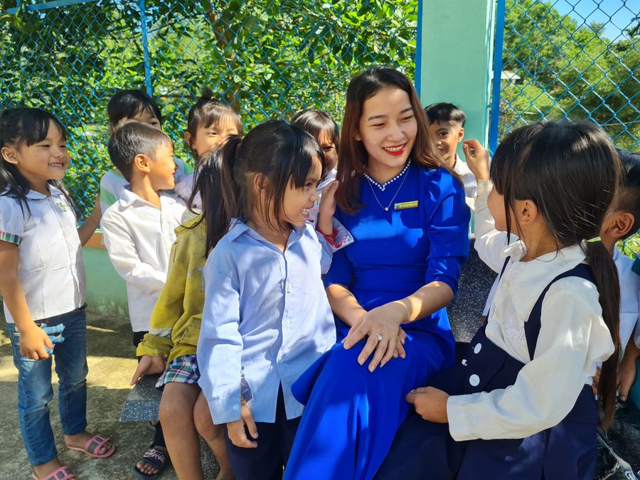 Cô và trò Trường Phổ thông Dân tộc bán trú Tiểu học Trà Tập. Ảnh: Nguyễn Thảo