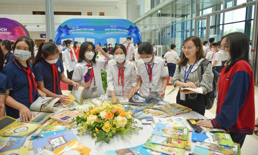 Giáo viên và học sinh tham khảo sách giáo khoa các nước trên thế giới tại sự kiện do Bộ GD&ĐT tổ chức năm 2022. Ảnh: Đăng Chung
