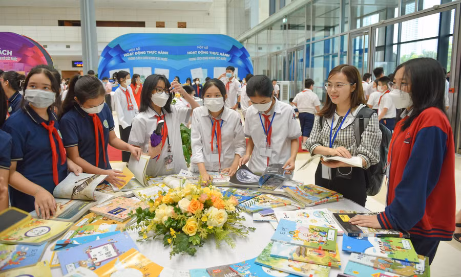 Giáo viên và học sinh tham khảo sách giáo khoa các nước trên thế giới tại sự kiện do Bộ GD&ĐT tổ chức năm 2022. Ảnh: Đăng Chung