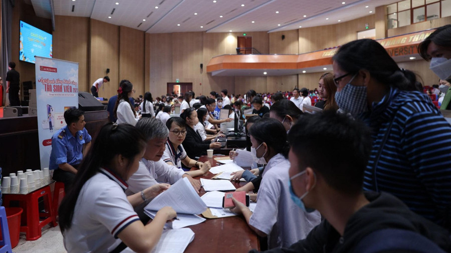 Tân sinh viên nhập học tại Trường Đại học Ngân hàng TP Hồ Chí Minh. Ảnh: BUH Tân sinh viên nhập học tại Trường Đại học Ngân hàng TP Hồ Chí Minh. Ảnh: BUH