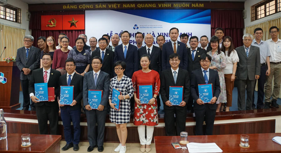 Lễ bổ nhiệm và vinh danh Phó Giáo sư của Trường Đại học Bách khoa, Đại học Quốc gia TP Hồ Chí Minh. Ảnh: Mạnh Tùng Lễ bổ nhiệm và vinh danh Phó Giáo sư của Trường Đại học Bách khoa, Đại học Quốc gia TP Hồ Chí Minh. Ảnh: Mạnh Tùng