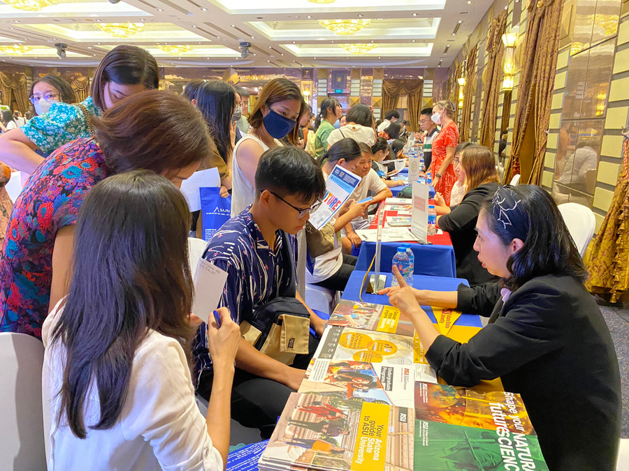 Học sinh, phụ huynh Việt Nam gặp gỡ đại diện tuyển sinh Trường ĐH Top đầu Mỹ. Ảnh: Ngô Chuyên.