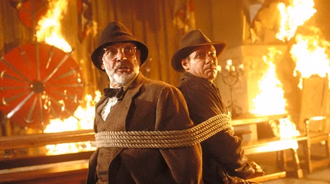 7. Indiana Jones and the Last Crusade (1989) - 474 triệu USD: Đây là phần ba của loạt Indiana Jones, với sự góp mặt của Harrison Ford và tài tử gạo cội Sean Connery (trong vai cha của Indy). Sau khi tập hai, The Temple of Doom, không giành được kết quả khả quan, The Last Crusade đánh dấu sự trở lại của nhân vật khảo cổ gia lừng danh tại phòng vé. Steven Spielberg buộc phải bỏ dự án Big để thực hiện bom tấn trong năm 1988. 10 bom tấn ăn khách nhất của đạo diễn Steven Spielberg