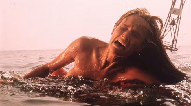 8. Jaws (1975) - 470 triệu USD: Mùa phim hè chính thức khai sinh từ năm 1975 với Jaws. Sau khi trình chiếu, Hàm cá mập chiếm danh hiệu tác phẩm điện ảnh ăn khách nhất mọi thời đại trong hai năm cho tới khi Star Wars ra đời. Phim cũng đánh dấu sự lên ngôi của hình thức quảng cáo truyền hình, khi Jaws là bộ phim điện ảnh đầu tiên sử dụng những đoạn quảng cáo dài 30 giây phát trên tivi. 10 bom tấn ăn khách nhất của đạo diễn Steven Spielberg