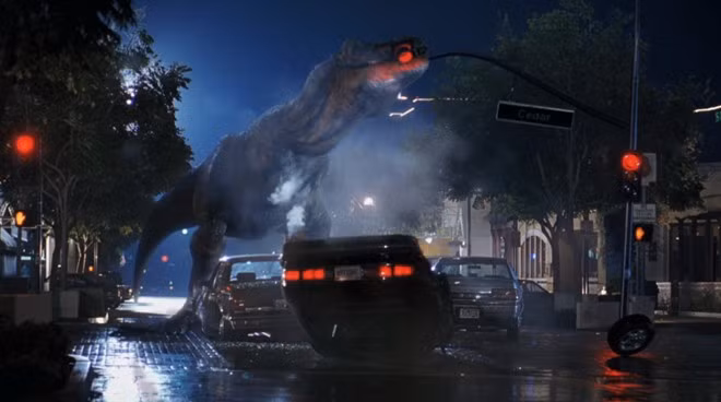 5. The Lost World: Jurassic Park (1997) - 618 triệu USD: Ra mắt sau Jurassic Park bốn năm, sự chờ đợi của khán giả giúp phần hai của Công viên kỷ Jura lập tức thu 72 triệu USD tại Bắc Mỹ trong kỳ nghỉ Lễ Chiến sĩ trận vong (Memorial Day). The Lost World cũng chỉ mất sáu ngày để chạm mốc 100 triệu USD, một kỷ lục tại thời điểm đó. Song, do vấp phải nhiều ý kiến trái chiều, bộ phim rốt cuộc không thể vượt qua thành tích của phần một. Điều này cũng là một trong những lý do khiến Steven Spielberg nhường ghế đạo diễn của Jurassic Park III (2001), Jurassic World (2015) cho những người khác và chỉ giữ chức nhà sản xuất. 10 bom tấn ăn khách nhất của đạo diễn Steven Spielberg