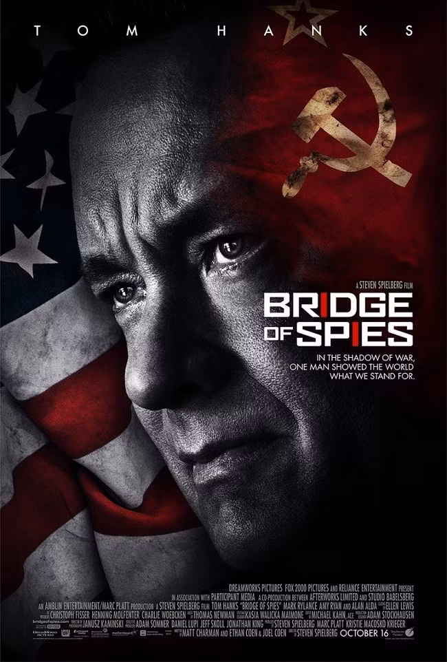 Khán giả sẽ được thưởng thức Bridge of Spies của Steven Spielberg từ ngày 16/10. Ông đang thực hiện tác phẩm gia đình The BFG tại Vancouver, Canada, sau khi đã hoàn thành Bridge of Spies. Bộ phim Bridge of Spies dự kiến ra mắt trong tháng 10, có sự góp mặt của tài tử Tom Hanks, lấy bối cảnh thập niên 1960 và xoay quanh đề tài Chiến tranh lạnh giữa Mỹ và Liên Xô. Khán giả sẽ được thưởng thức Bridge of Spies của Steven Spielberg từ ngày 16/10.