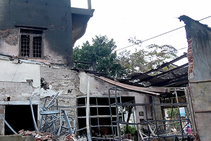Căn nhà cháy khiến 6 người phải chạy lên sân thượng cầu cứu. Ảnh: VnExpress