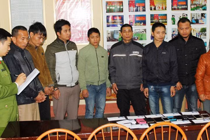 Các đối tượng đánh bạc tại Kim Bảng tại cơ quan công an