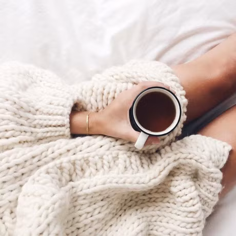 Uong nuoc nong de duoc huong 6 loi ich ma nuoc lanh khong co - Anh 2