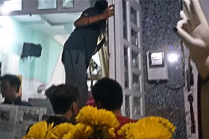 Hàng xóm, người thân đang chuẩn bị tổ chức tang lễ cho nạn nhân. Ảnh: NLĐ